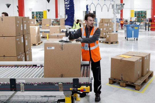 Στις αποθήκες της Amazon στη Γαλλία
